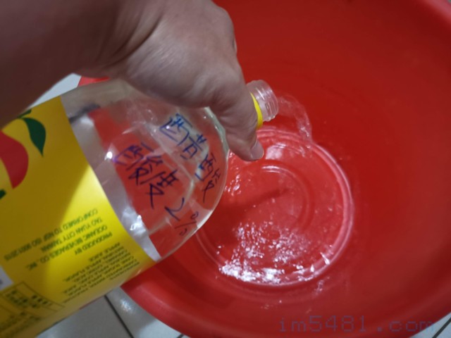 將醋酸酸度2%水溶液倒進塑膠桶裡。