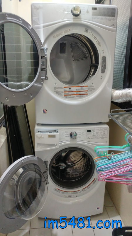 惠而浦滾筒式洗衣機跟烘衣機，上面是惠而浦WGD92HEFW 乾衣機，下面是惠而浦WFW85HEFW洗衣機。