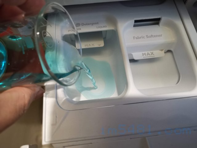 日本獅王抗菌濃縮洗衣精-倒進洗劑槽，幾乎沒有黏性，跟水差不多