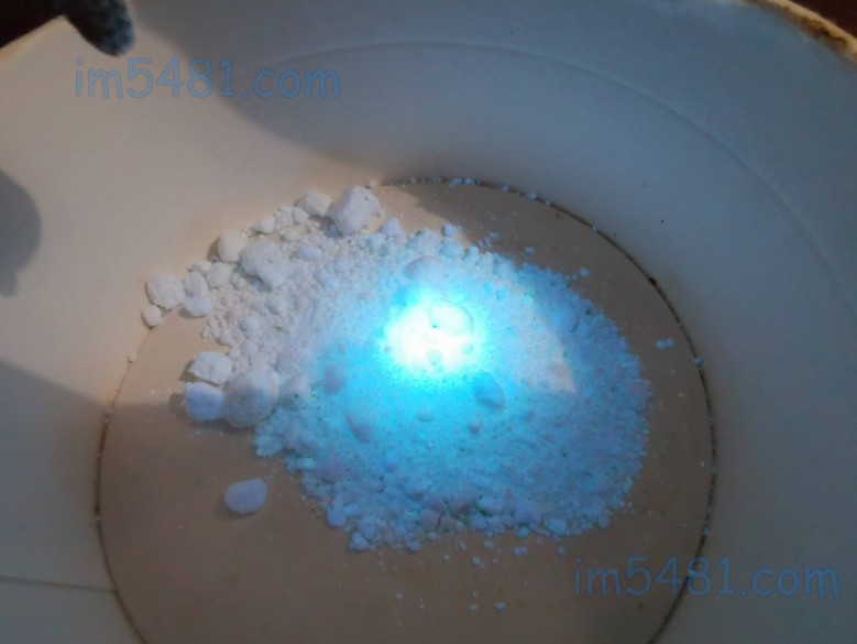 含有螢光增白劑(FWA)的洗衣粉-照射一段時間後，發出螢藍光的區域越來越大